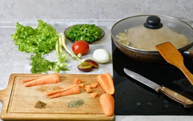 Sebze pişirmek ve soslu şampiyon olmak.