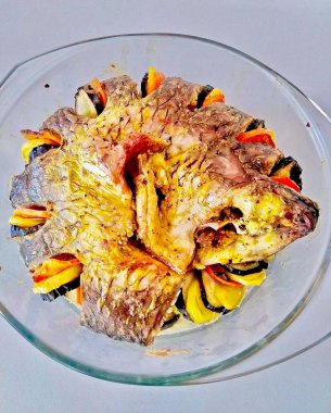 Yuvarlak tabakta hazır pişmiş balık tabağı..