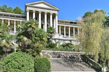 SOCHI, RUSSIA - SEPTEMBER 27, 2020: yeşil bitki örtüsüyle çevrili faal olmayan eski sanatoryumun verandası 