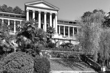 SOCHI, RUSSIA - SEPTEMBER 27, 2020: yeşil bitki örtüsüyle çevrili faal olmayan eski sanatoryumun verandası 