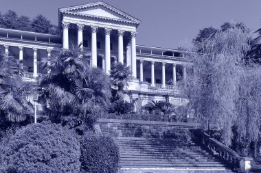 SOCHI, RUSSIA - SEPTEMBER 27, 2020: yeşil bitki örtüsüyle çevrili faal olmayan eski sanatoryumun verandası 