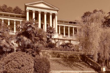 SOCHI, RUSSIA - SEPTEMBER 27, 2020: yeşil bitki örtüsüyle çevrili faal olmayan eski sanatoryumun verandası 