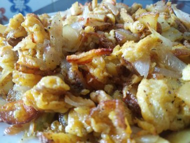 Patates kızartmalı yumurta. Izgara biftek, patates kızartması, kızarmış yumurta ve sebze.