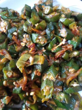Bayanlar parmağı kovuldu. Bayanlar Parmak (Vendaikai) Fry. Bayanparmak sebzesi kovuldu..