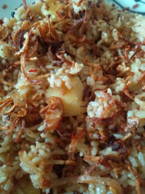 Patates ve pirinç biryani.