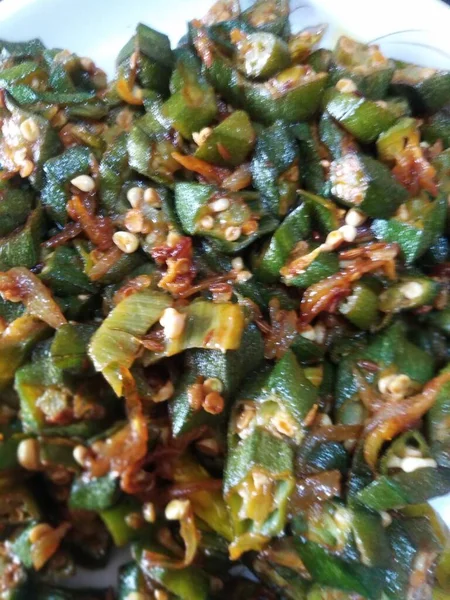 Bayanlar parmağı kovuldu. Bayanlar Parmak (Vendaikai) Fry. Bayanparmak sebzesi kovuldu..