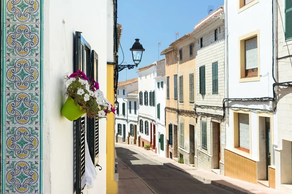Dekoratif çini ve çiçeklere Alaior, Menorca - fayans ve çiçekler odaklanmak