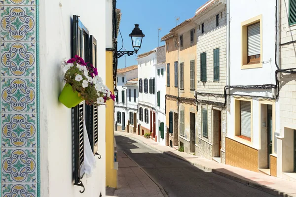 Dekoratif çini ve çiçeklere Alaior, Menorca - evler odaklanmak