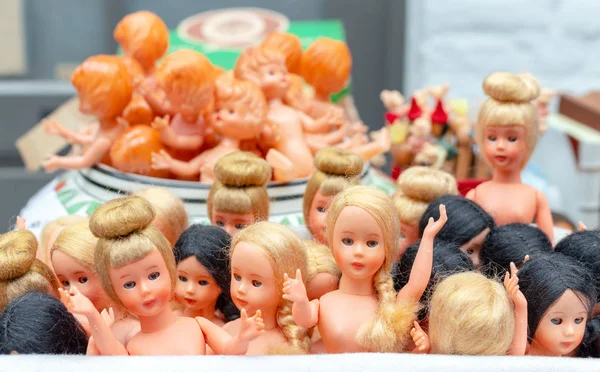 Bit pazarında plastik bebekler