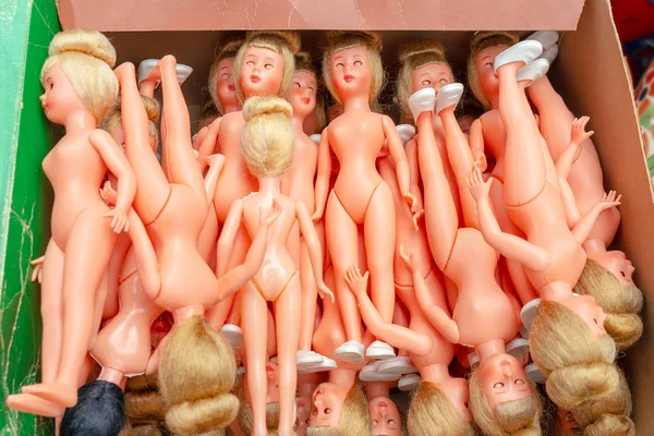 Bir kutu içinde plastik bebek