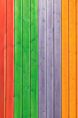 Kırmızı, yeşil, leylak, turuncu vernik ile boyanmış kereste