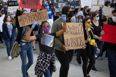 Grand Rapids, Michigan, 30 Mayıs 2020: Binlerce kişi polis şiddetini ve George Floyd 'un ölümünü protesto etmek için Grand Rapids şehir merkezinde toplandı.