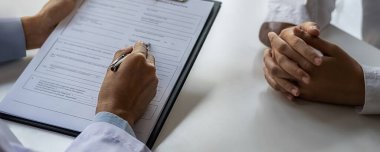 Psikiyatrist ya da profesyonel psikolog, klinikte ya da akıl hastanesinde teşhis muayenesi ya da akıl hastalığı üzerine danışmanlık yapıyor. Tıbbi ve Sağlıklı hizmet kavramı.