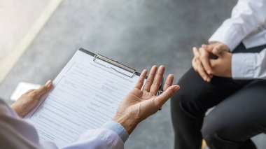 Psikiyatrist ya da profesyonel psikolog, klinikte ya da akıl hastanesinde teşhis muayenesi ya da akıl hastalığı üzerine danışmanlık yapıyor. Tıbbi ve Sağlıklı hizmet kavramı.