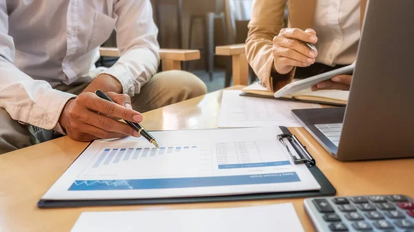 Business Team Brainstormen Bespreken Met Financiële Gegevens Rapport Grafiek Werkconcept — Stockfoto