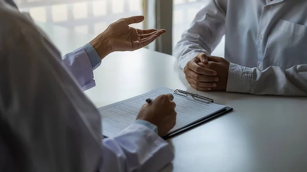 Psychiater Oder Professioneller Psychologe Beratung Über Diagnostische Untersuchung Krankheit Oder — Stockfoto