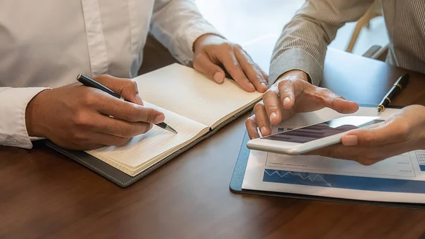 Equipo Negocios Haciendo Una Lluvia Ideas Discutiendo Con Datos Financieros — Foto de Stock