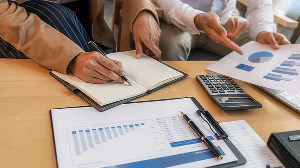 Equipo Negocios Haciendo Una Lluvia Ideas Discutiendo Con Datos Financieros — Foto de Stock