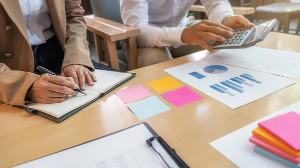 Business Team Brainstormen Bespreken Met Financiële Gegevens Rapport Grafiek Werkconcept — Stockfoto