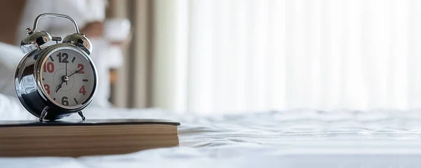 Годинник Тривоги Книзі Білій Спальні Жінкою Яка Каву Після Встає — стокове фото
