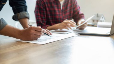 Mühendis ya da mimar takım çalışması. İnşaat projesi üzerinde çalışıyorlar. İnşaat konsepti.