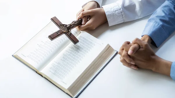 Mujer Cristiana Orando Con Las Manos Juntas Santa Biblia Cruz — Foto de Stock