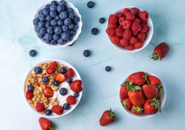 Masada Yunan yoğurdu olan Müsli.