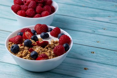 Masada Yunan yoğurdu olan Müsli.