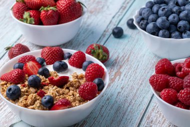 Masada Yunan yoğurdu olan Müsli.