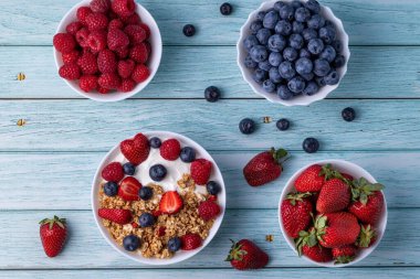 Masada Yunan yoğurdu olan Müsli.