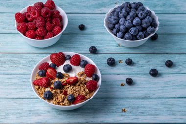 Masada Yunan yoğurdu olan Müsli.