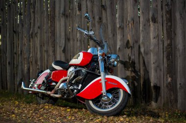 Çitönünde büyük kırmızı motosiklet
