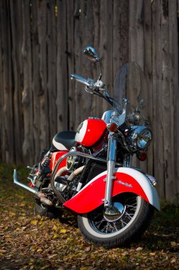 Çitönünde büyük kırmızı motosiklet