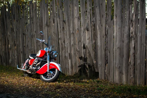 Çitönünde büyük kırmızı motosiklet