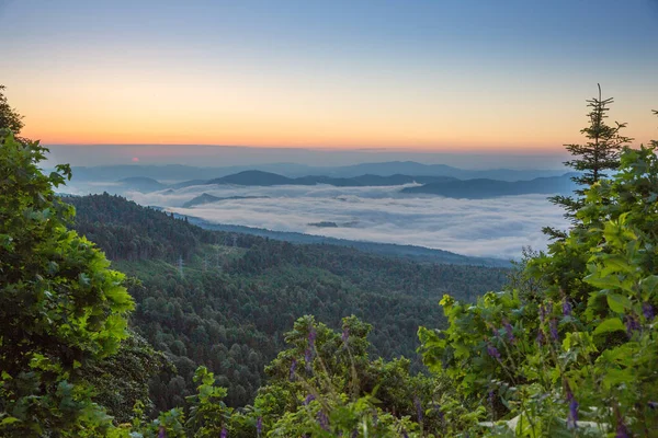 Gün batımında bulutlu Dağları