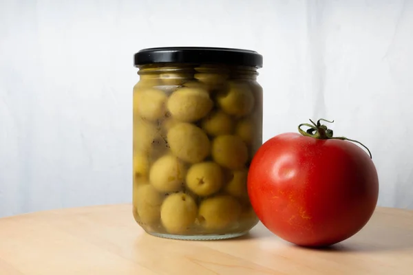 Macro Détail Une Casserole Olives Vertes Une Tomate Rouge — Photo