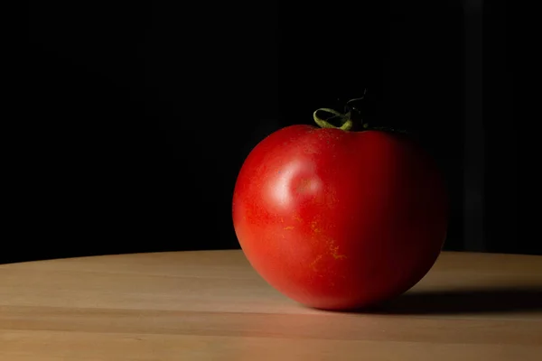 Detalle Tomate Rojo Sobre Fondo Oscuro — Foto de Stock