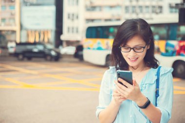 Kadın kullanma smartphone günlük yaşamda