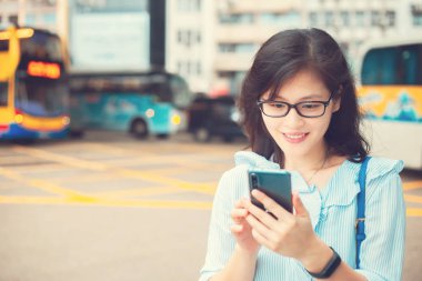 Kadın kullanma smartphone günlük yaşamda