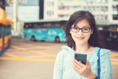 Kadın kullanma smartphone günlük yaşamda