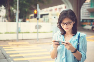 Kadın kullanma smartphone günlük yaşamda