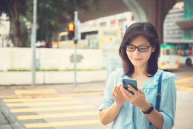 Kadın kullanma smartphone günlük yaşamda