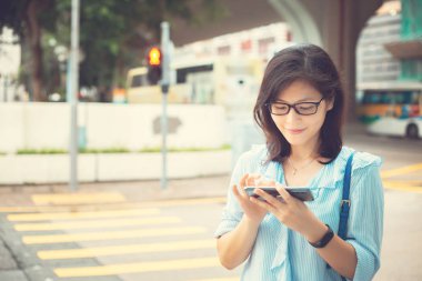 Kadın kullanma smartphone günlük yaşamda
