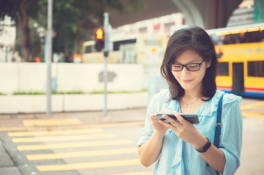 Kadın kullanma smartphone günlük yaşamda