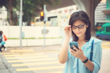 Kadın kullanma smartphone günlük yaşamda