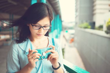 Kadın kullanma smartphone günlük yaşamda