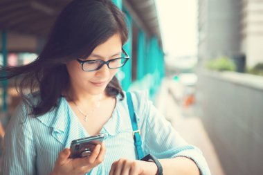 Kadın kullanma smartphone günlük yaşamda