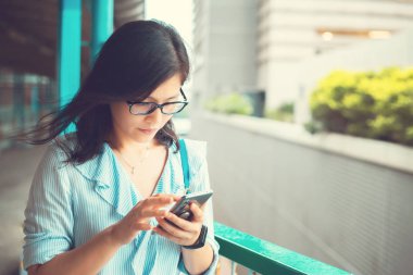 Kadın kullanma smartphone günlük yaşamda