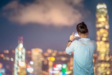 Hong Kong şehir geceleri sokak smarphone kullanan genç kadın