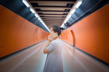 Günlük yaşamda Smartphone kullanan genç kadın